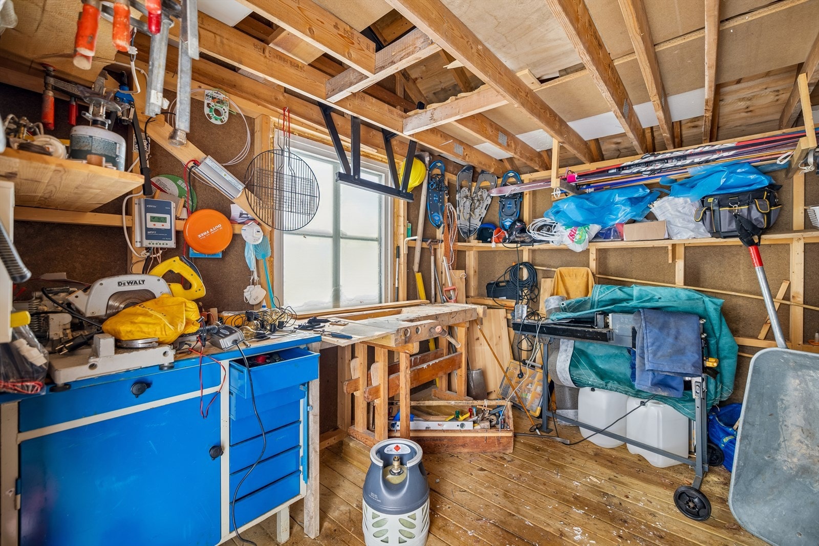 En romslig bod gir plass til verksted og oppbevaring av utstyr. Galleribilde