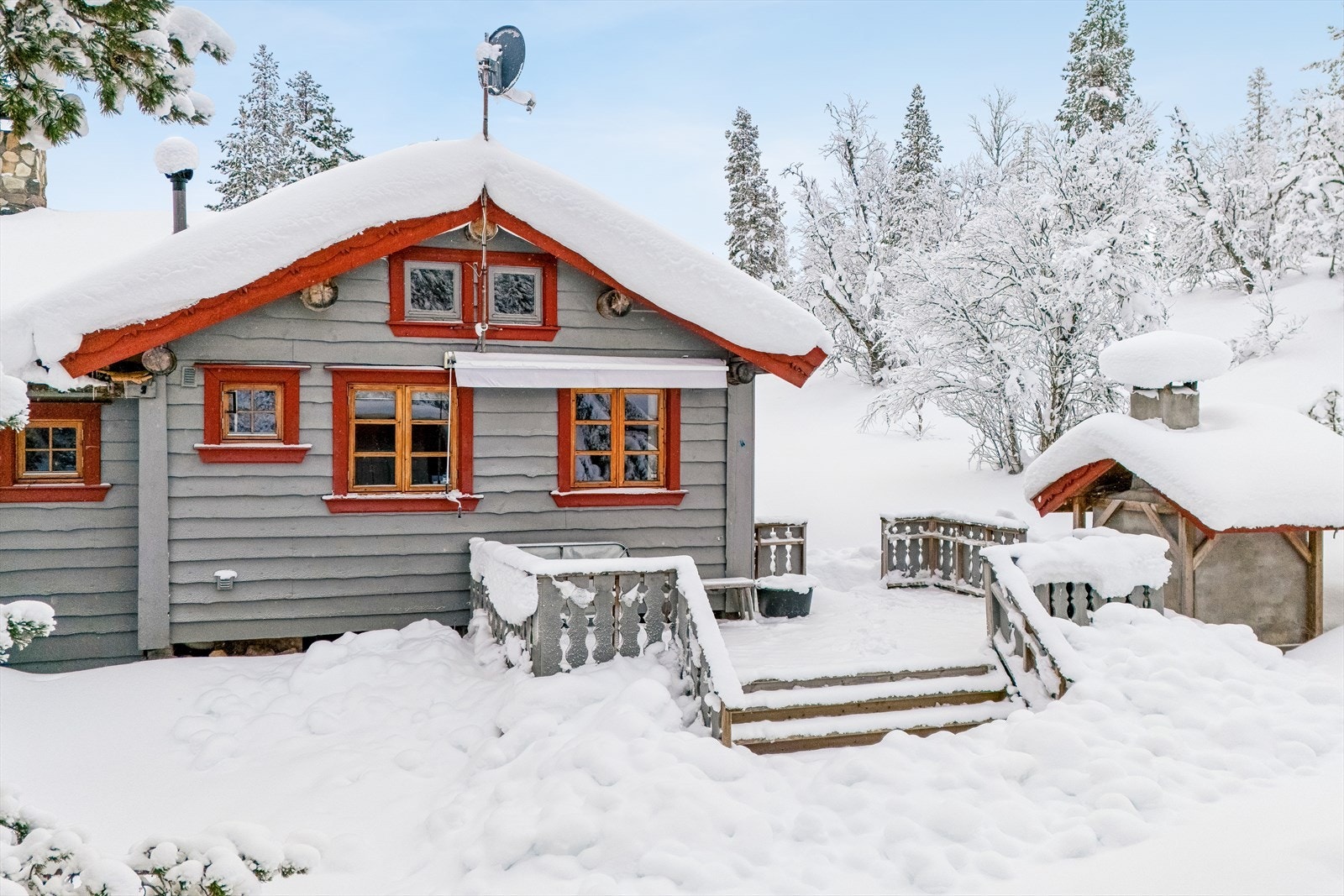 Det er installert 12V anlegg med solceller. Galleribilde