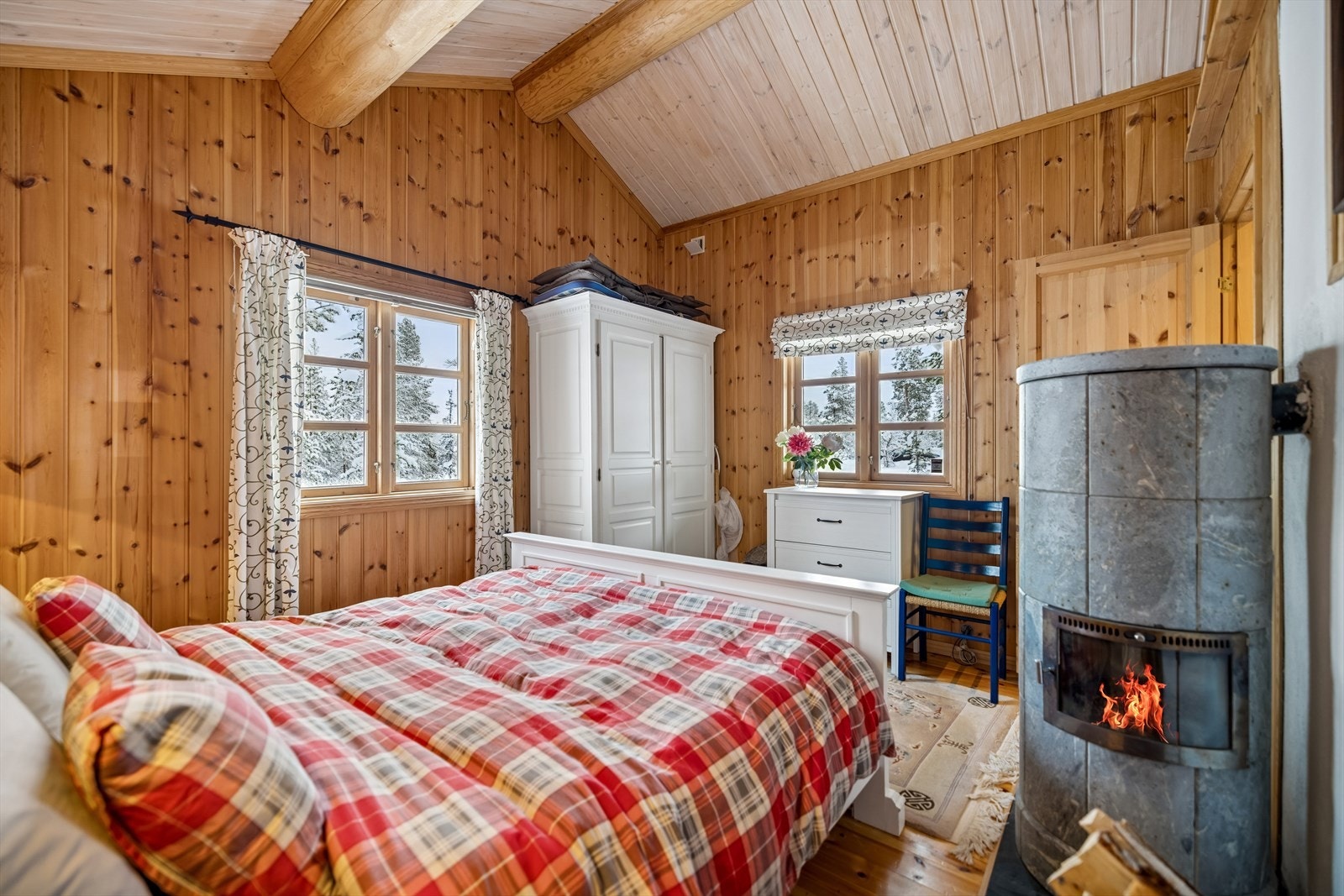 En vedovn i kleberstein på hovedsoverommet sørger for ekstra god varme. Galleribilde