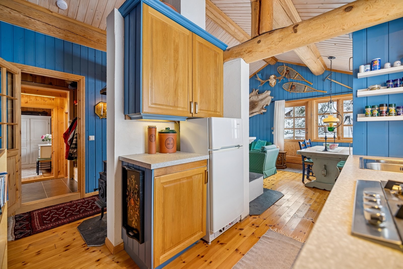 Kjøkkenet er en integrert del av oppholdsrommet, med praktisk tilgang til alle funksjoner. Galleribilde