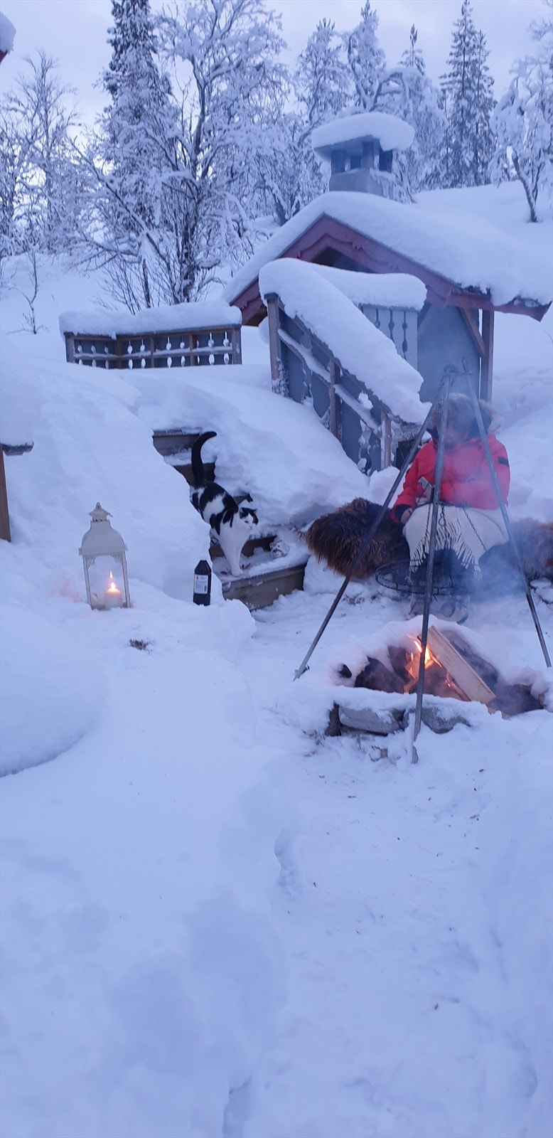 Vinterstid kan man nyte kveldene rundt bålet i snøen. Selgers foto. Galleribilde