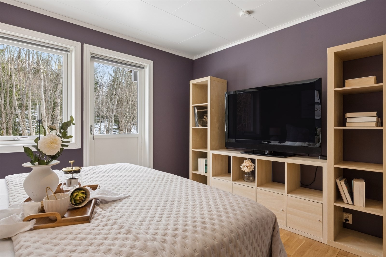 Boligens hovedsoverom har god plass og utgang til hagen via terrassen. Galleribilde