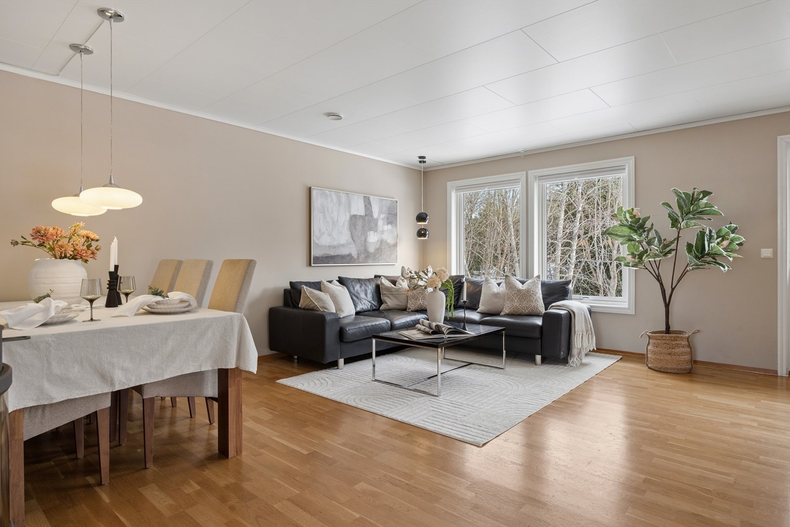 Rommet er enkelt å møblere for både spisebord og sofagruppe. Galleribilde