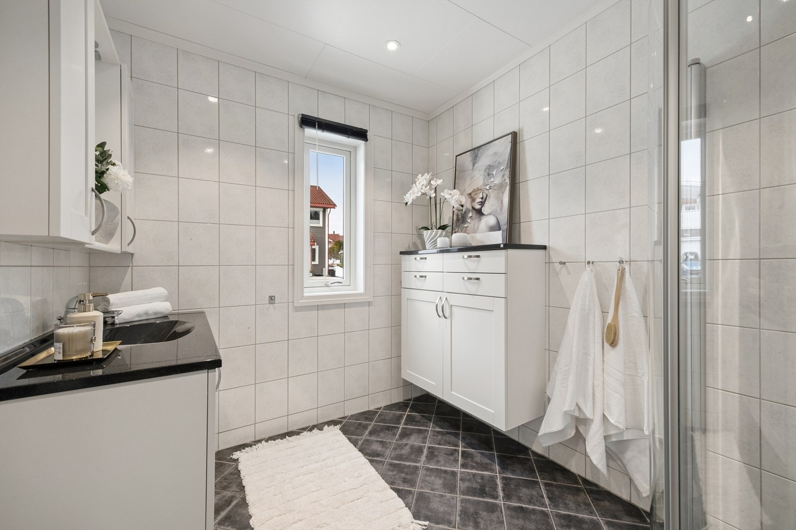 Baderomsinnredningen gir god oppbevaringsplass. Spottene i taket ble byttet i 2023. Galleribilde