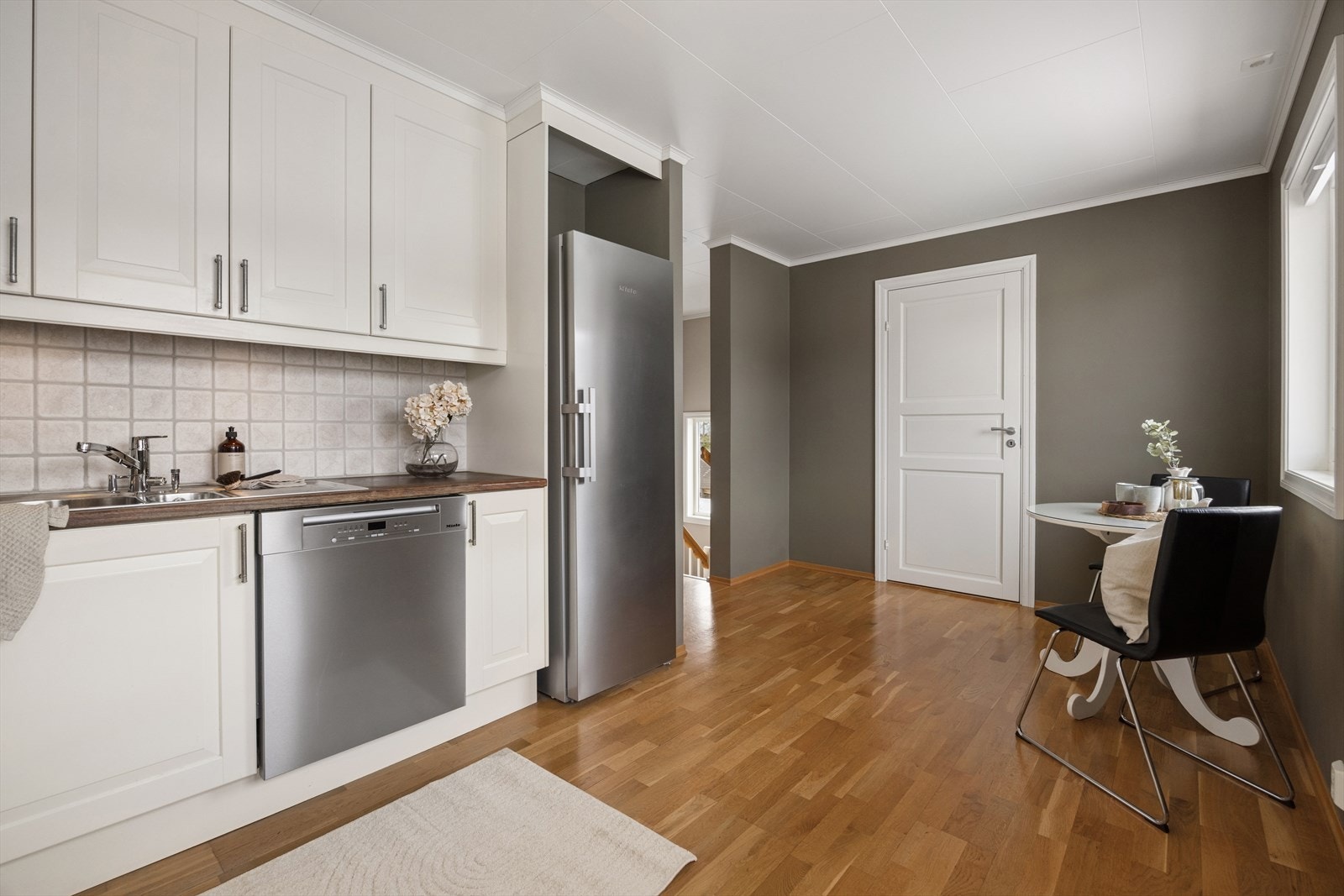 Alle hvitevarer på kjøkkenet, inkludert kjøleskap medfølger i handelen. Galleribilde