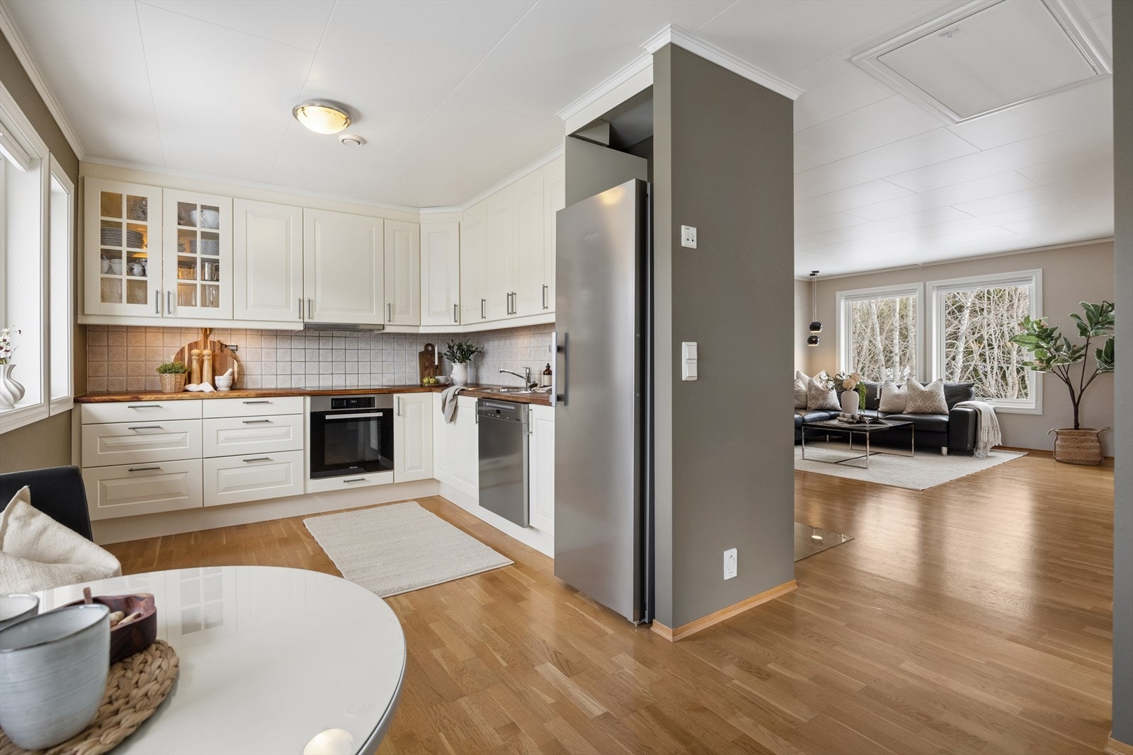 Kjøkkenet har en delvis åpen løsning mot stuen, som skaper en sosial atmosfære. Galleribilde