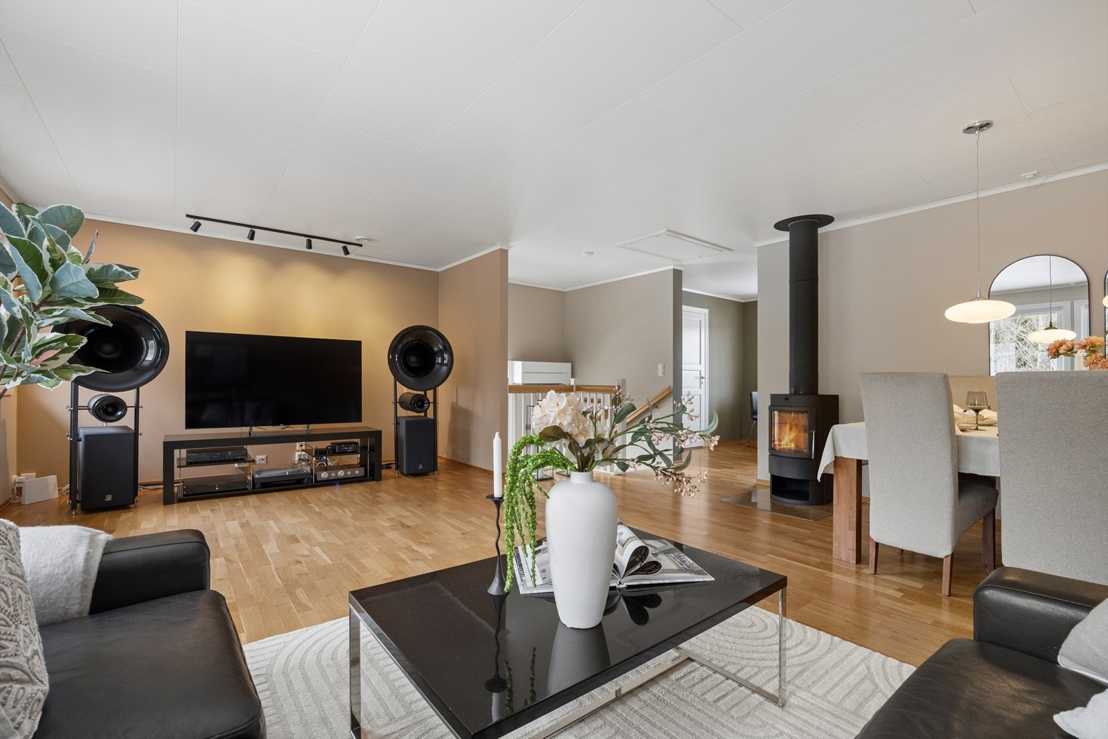 Meget pen, lys og luftig stue med kjøkkensone i andre etasje. Galleribilde