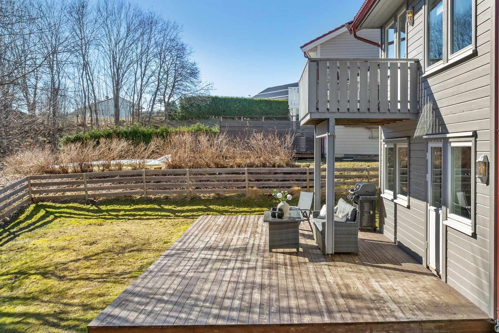 Den store terrassen er et fint samlingspunkt. Uteplass til stor glede på gode og varme sommerdager. Galleribilde