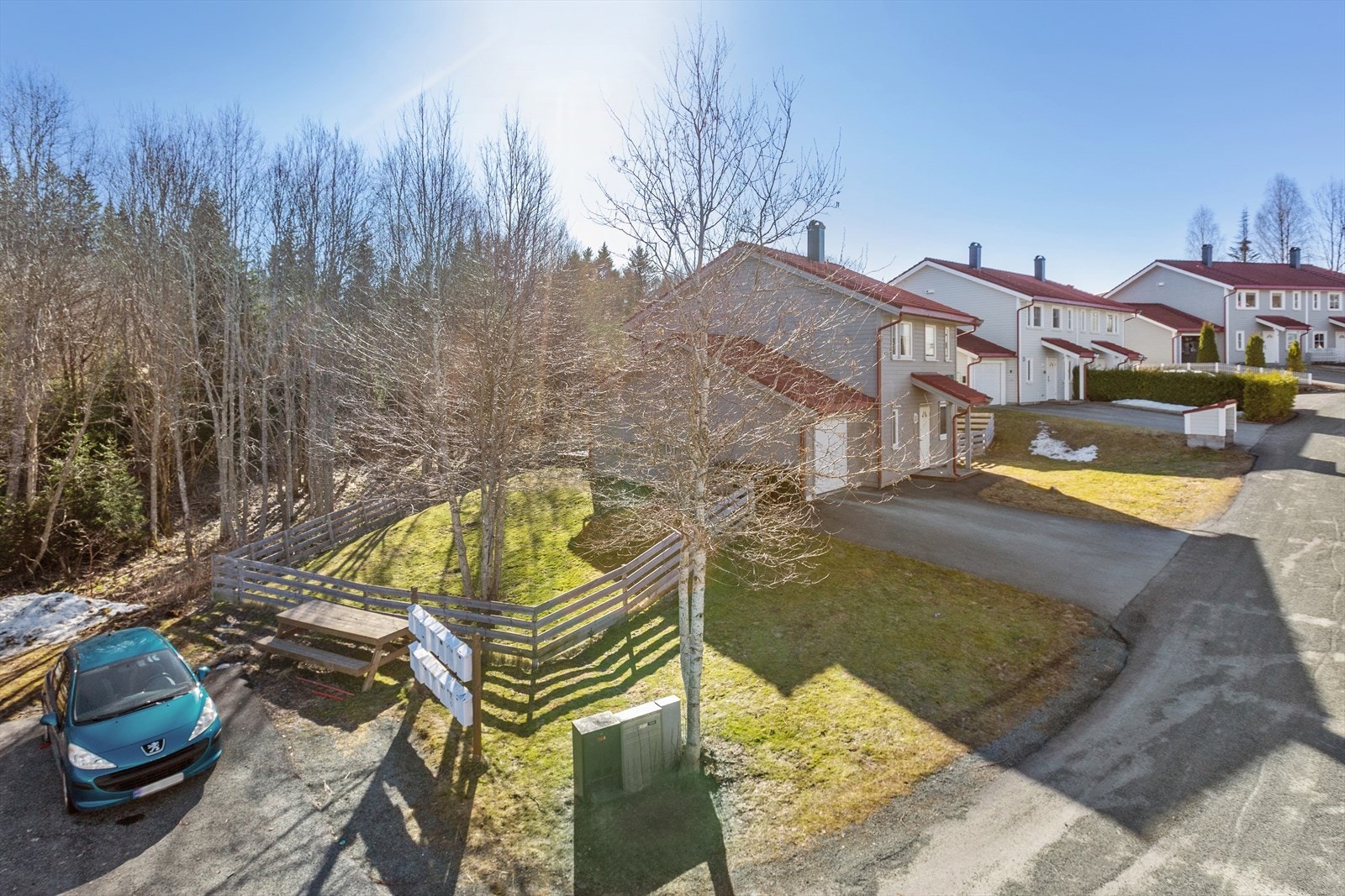 Boligen har en god beliggenhet i et etablert og familievennlig boligområde på Tiller. Galleribilde