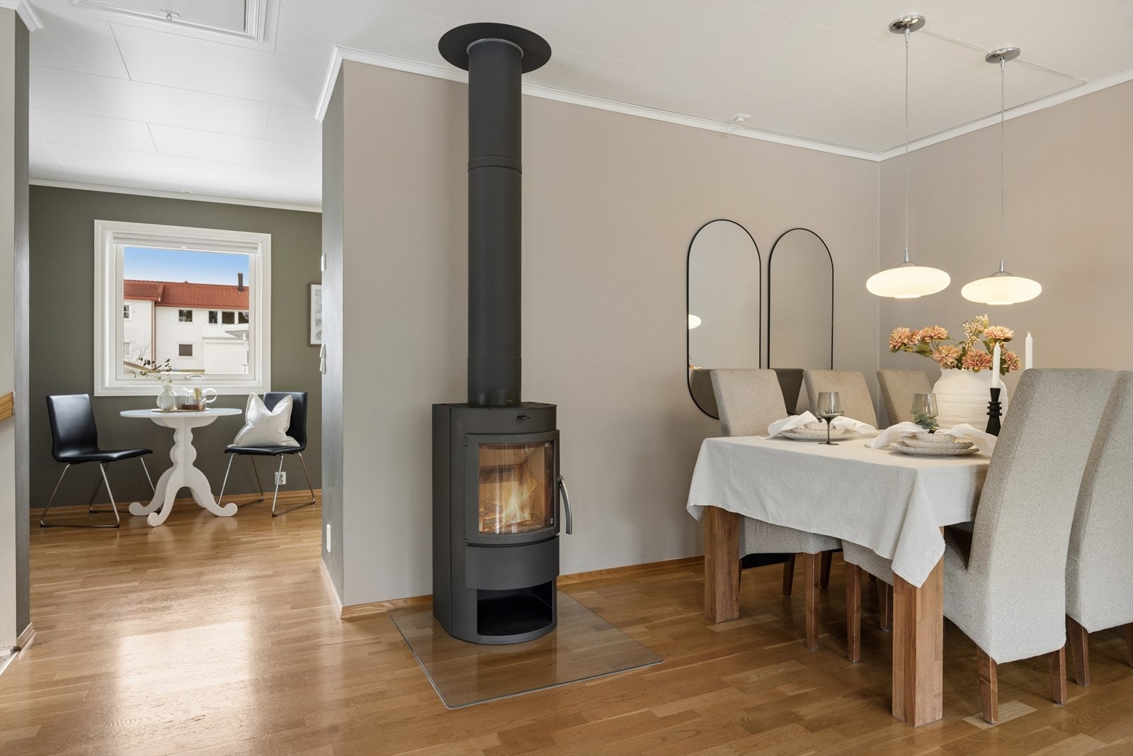 En moderne vedovn gir effektiv oppvarming og en hyggelig atmosfære. Galleribilde