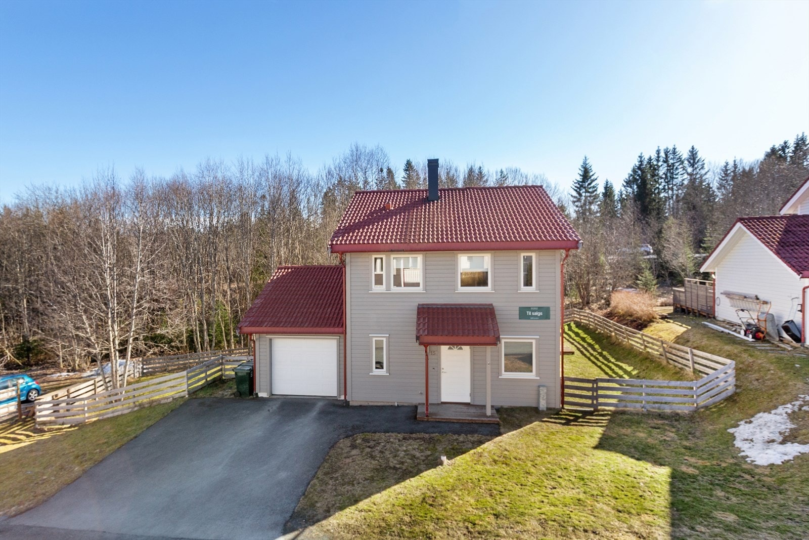 Innholdsrik enebolig med integrert garasje, el-billader og parkering på egen tomt. Galleribilde