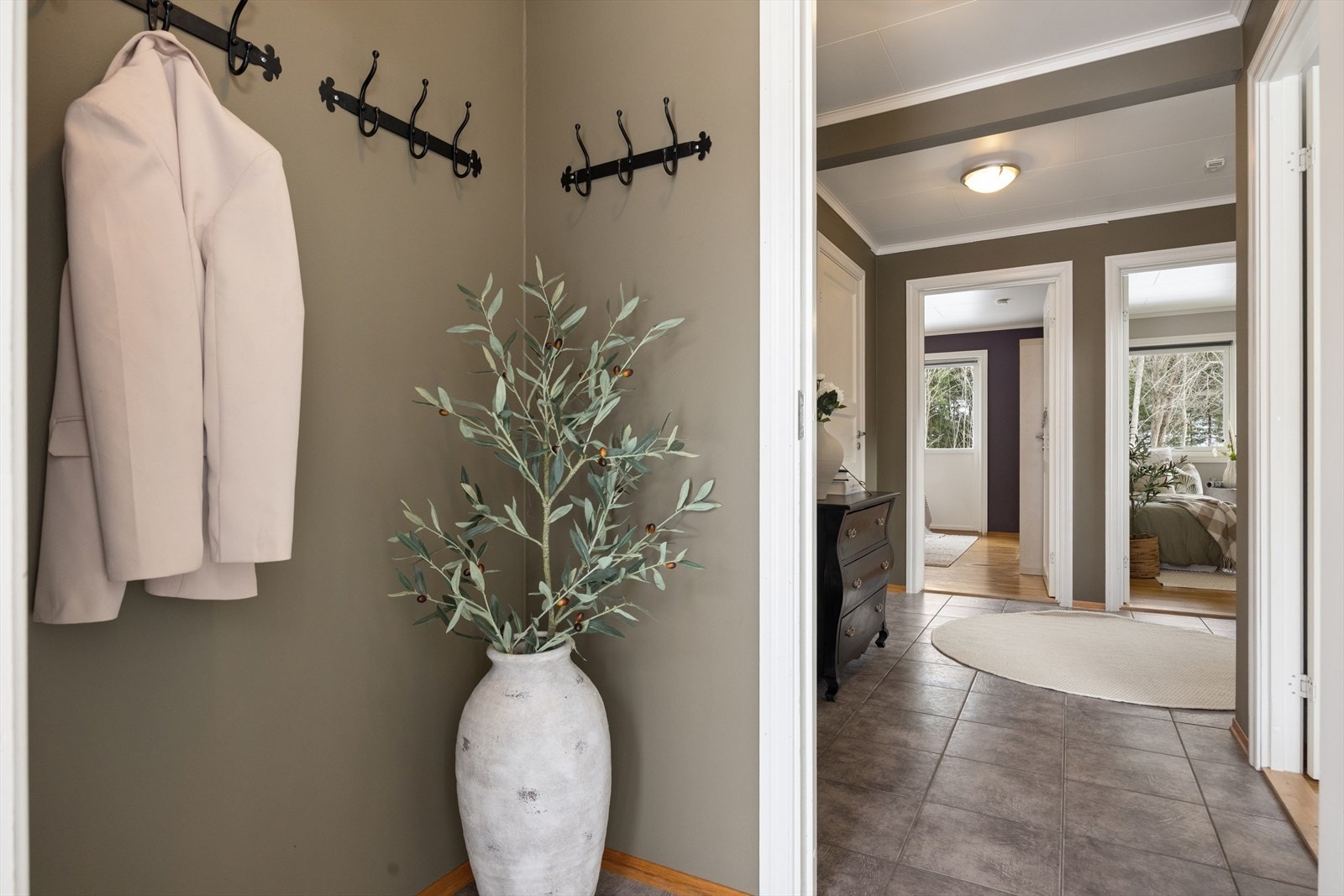 Vindfanget gir god plass til å henge fra seg yttertøy. Innenfor hoveddøren gir entreen et meget godt førsteinntrykk, og som får deg til å følge deg hjemme fra første stund. Galleribilde