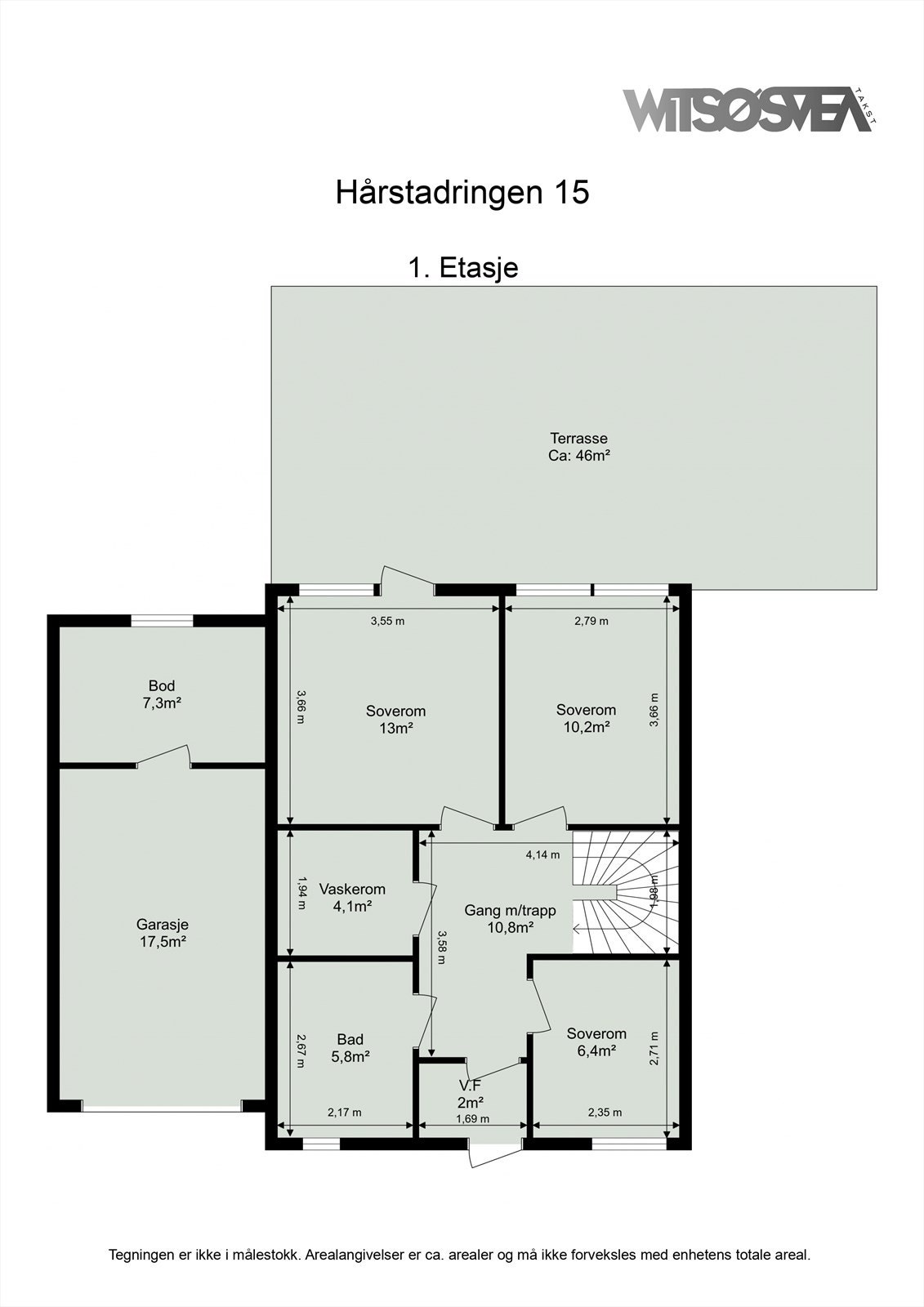 Første etasje har en praktisk planløsning med tre soverom, bad, vaskerom og entré. Galleribilde
