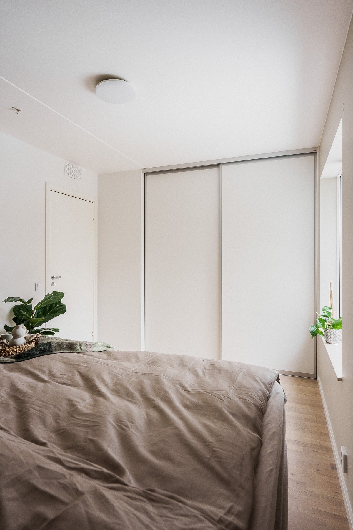 Det er god lagringsplass i passbygget skyvedørsgarderobe på hovedsoverommet. Galleribilde