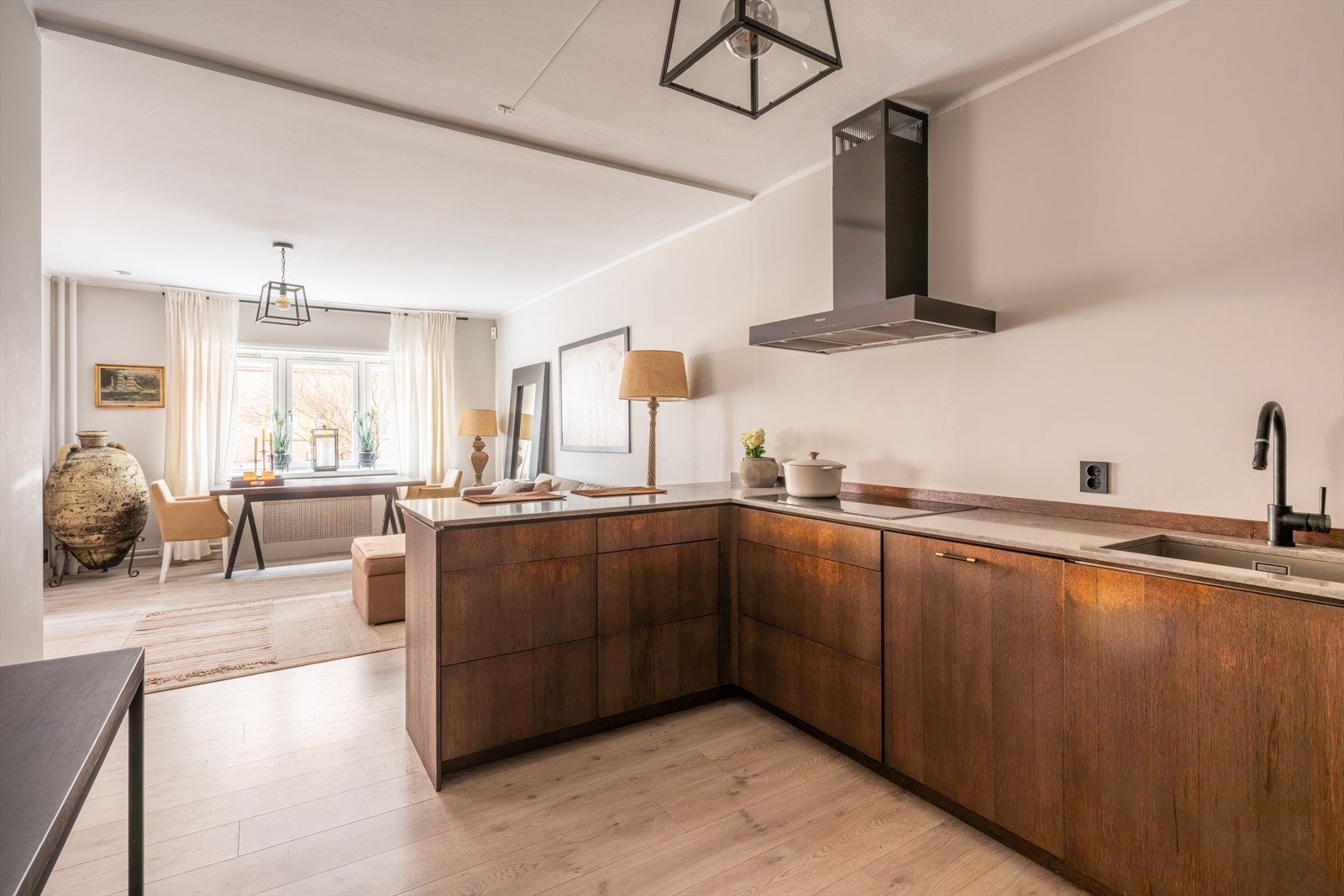 Kjøkkenet har rikelig med skap- og benkeplass Galleribilde