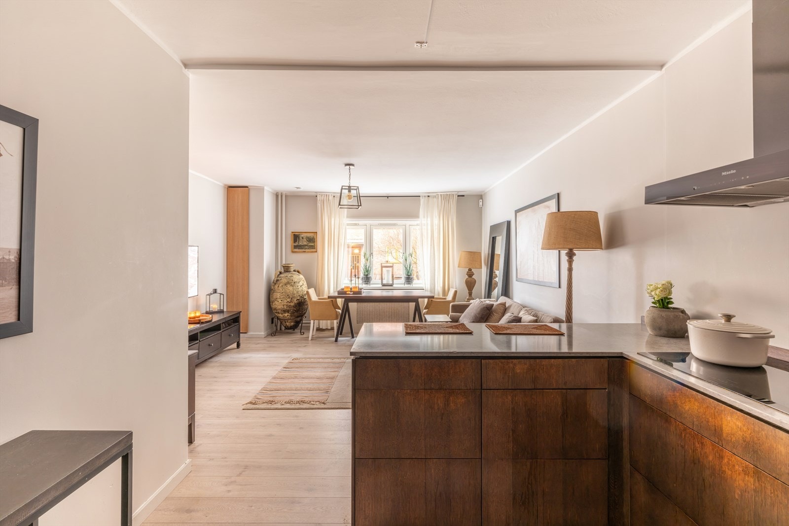 Lys og luftig stue med store vindusflater som slipper inn rikelig med dagslys Galleribilde