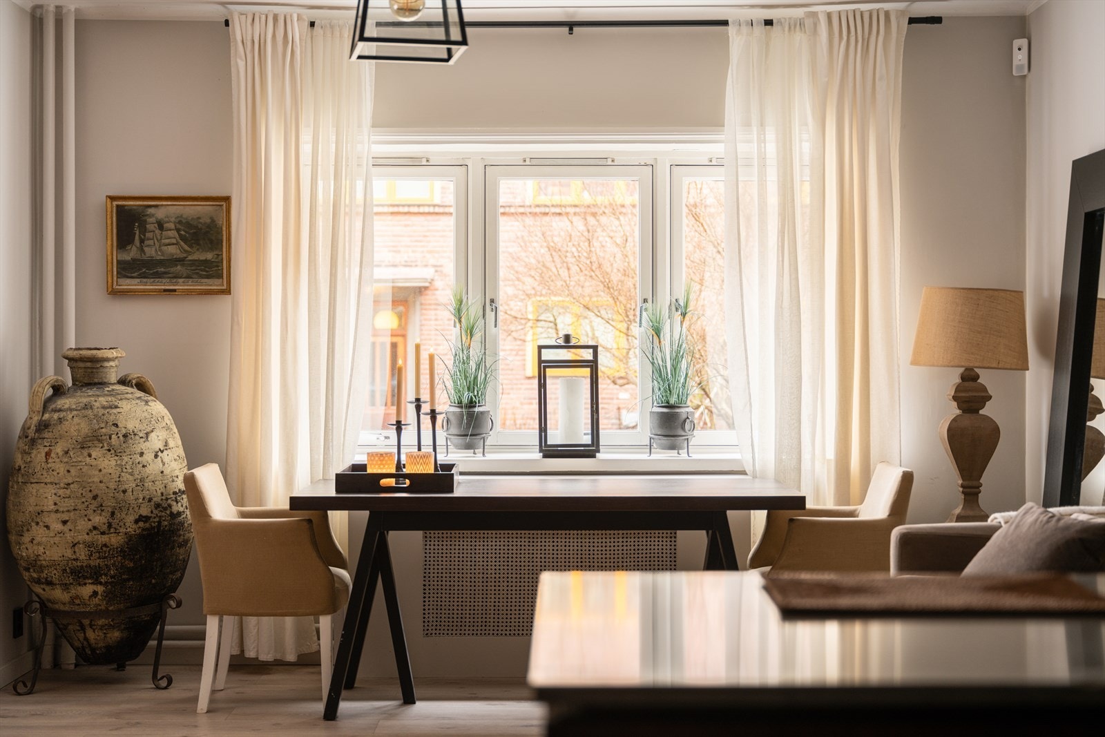 Stuevinduet vender ut mot bakgården Galleribilde