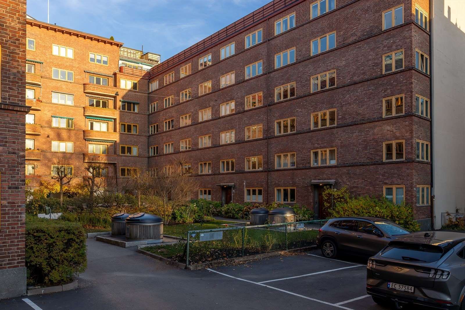 Aksjelaget har avsatt plass til 6 parkerte biler i bakgården. Dette er reserverte plasser som tildeles av styret etter ansiennitet Galleribilde