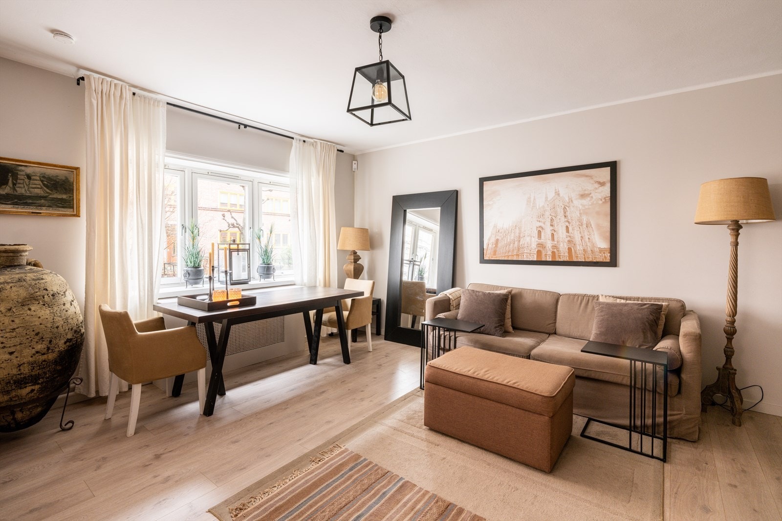 Boligens romslige planløsning gir fine muligheter for å skape ulike soner tilpasset behov og livsstil Galleribilde