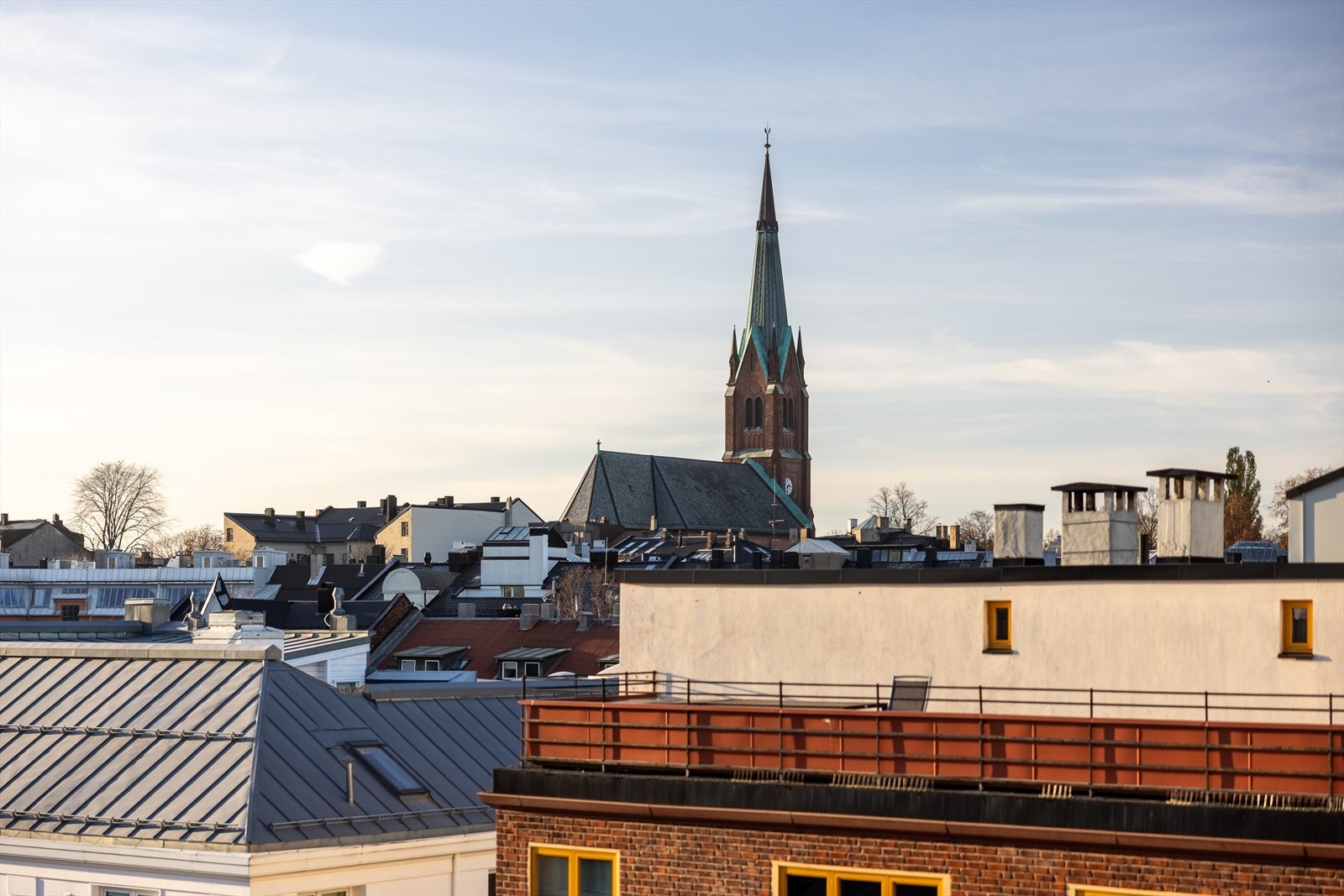 Fra takterrassen har man utsikt mot Uranienborg kirke Galleribilde
