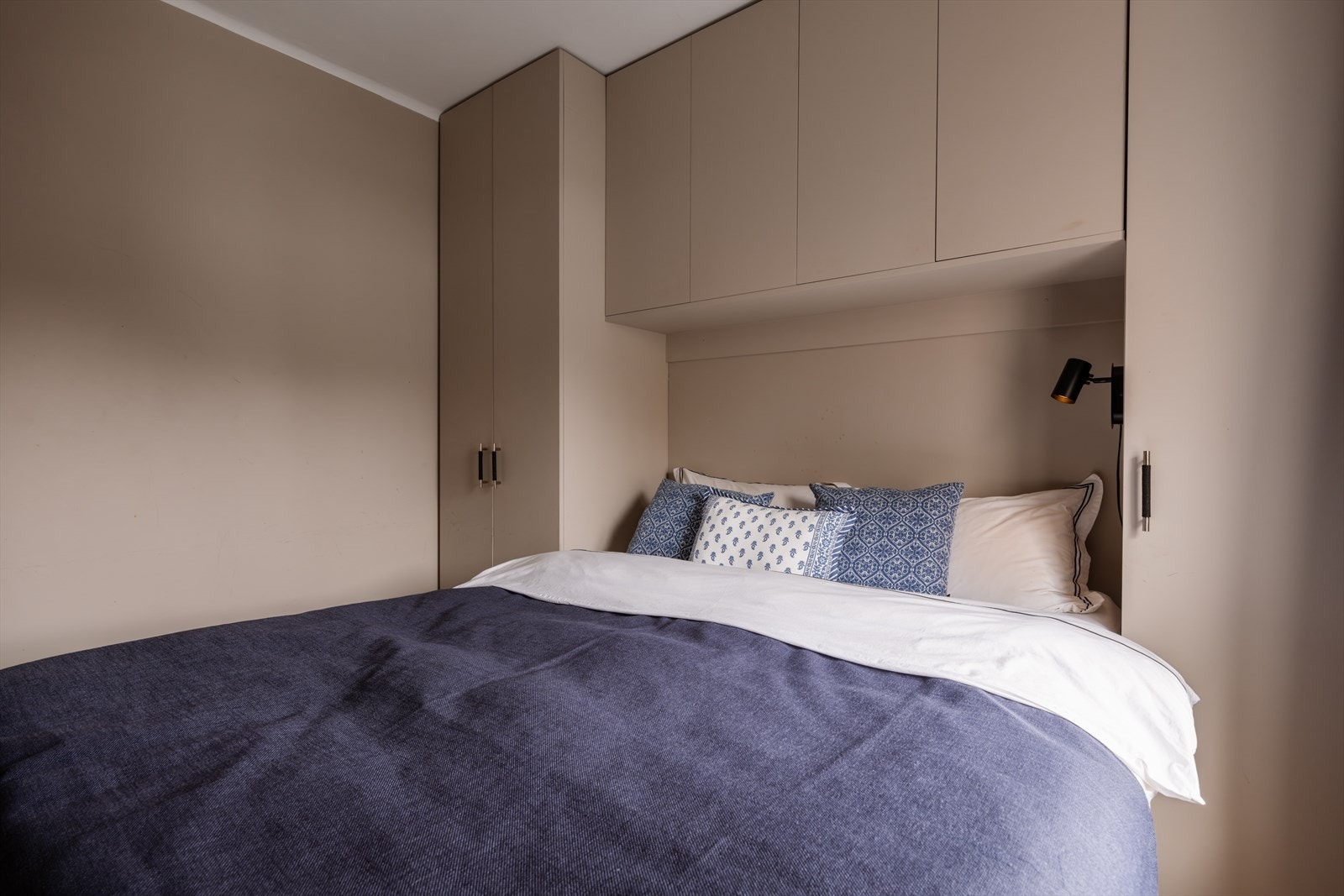 Rikelig med oppbevaringsmuligheter i plassbygde garderobeskap Galleribilde