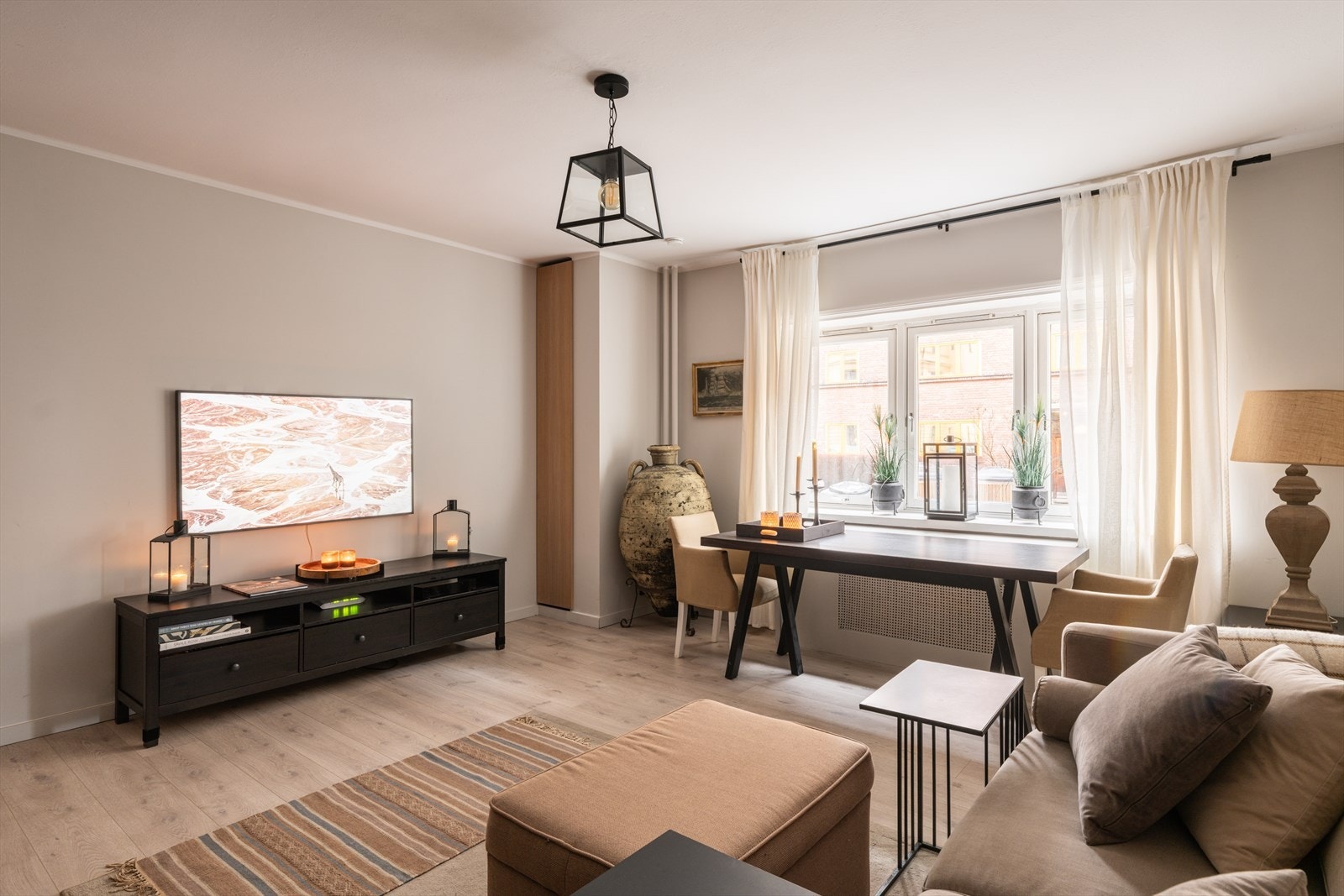 Boligen har god plass til å innrede med sofagruppe, spisebord og annet ønsket møblement Galleribilde