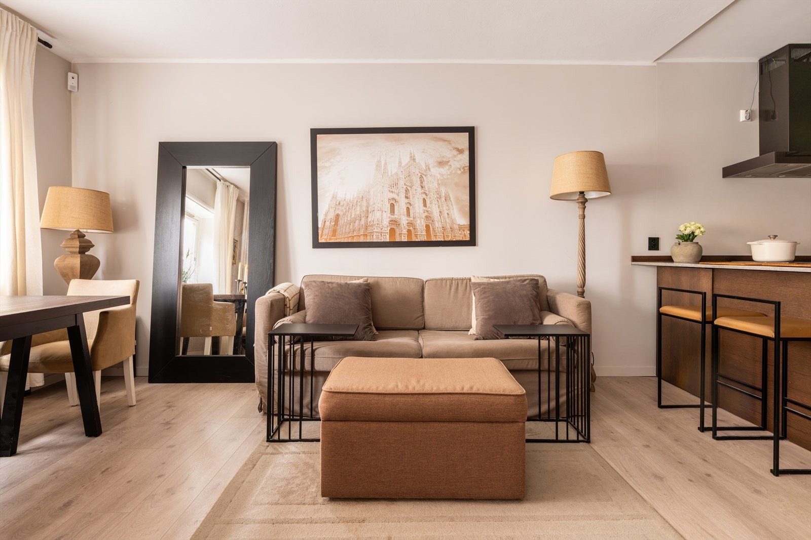 Leiligheten oppleves svært innbydende med moderne og tidsriktige farger Galleribilde