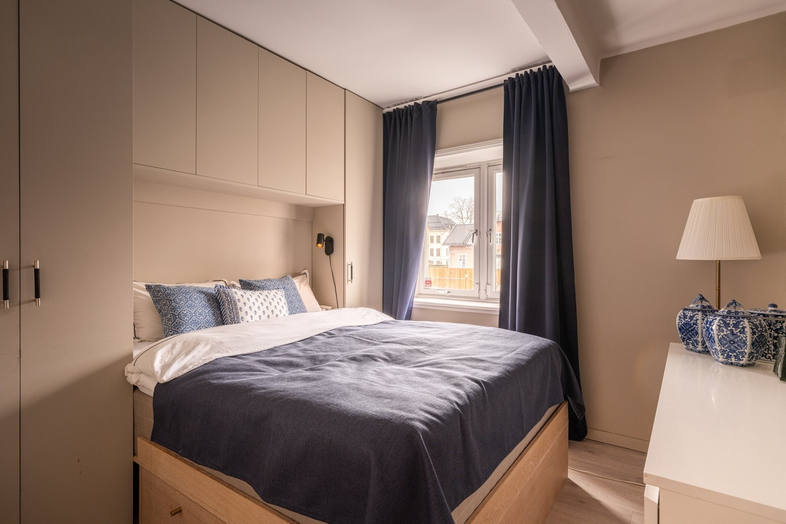 Lyst og luftig soverom med delikate fargetoner og naturlig lysinnslipp Galleribilde