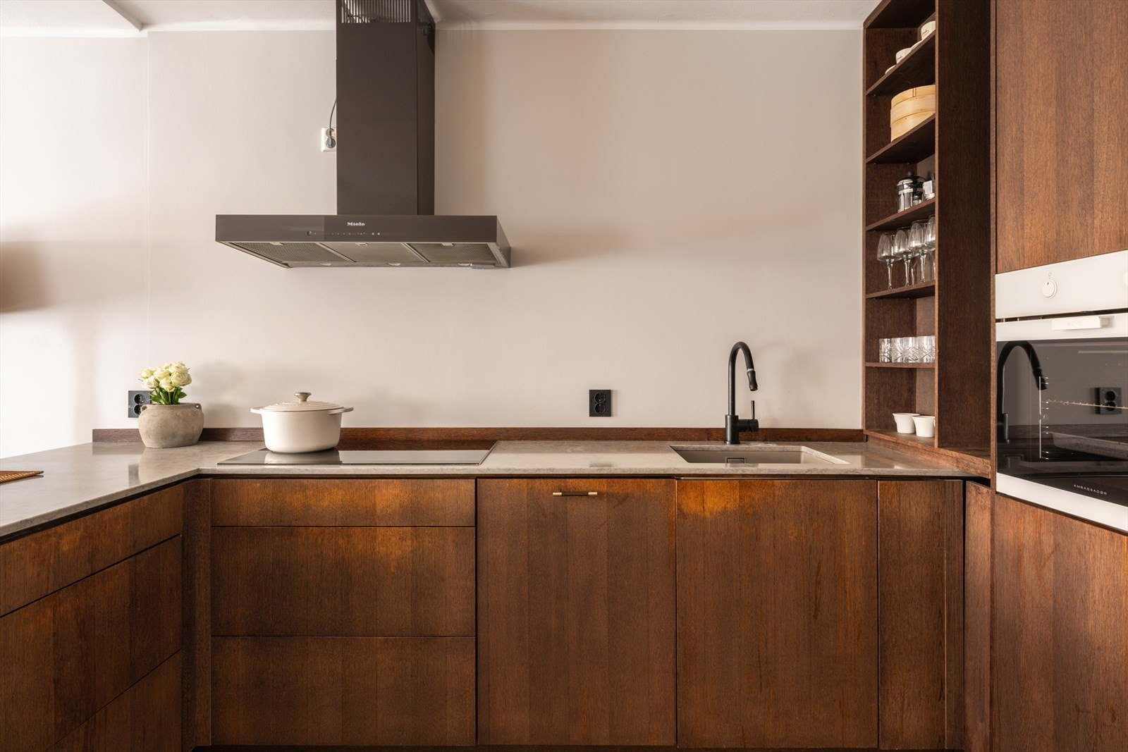 Integrerte hvitevarer inkluderer platetopp, stekeovn, oppvaskmaskin samt kjøleskap med fryser Galleribilde