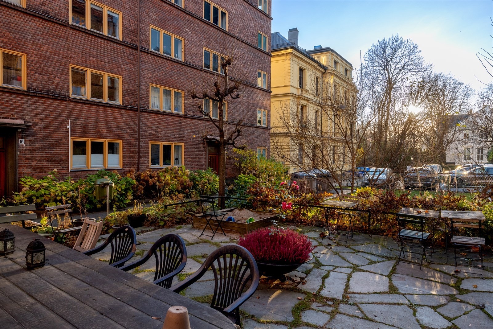 Velholdt bakgård. Askjelaget deler atriet med de tilliggende sameiene Galleribilde