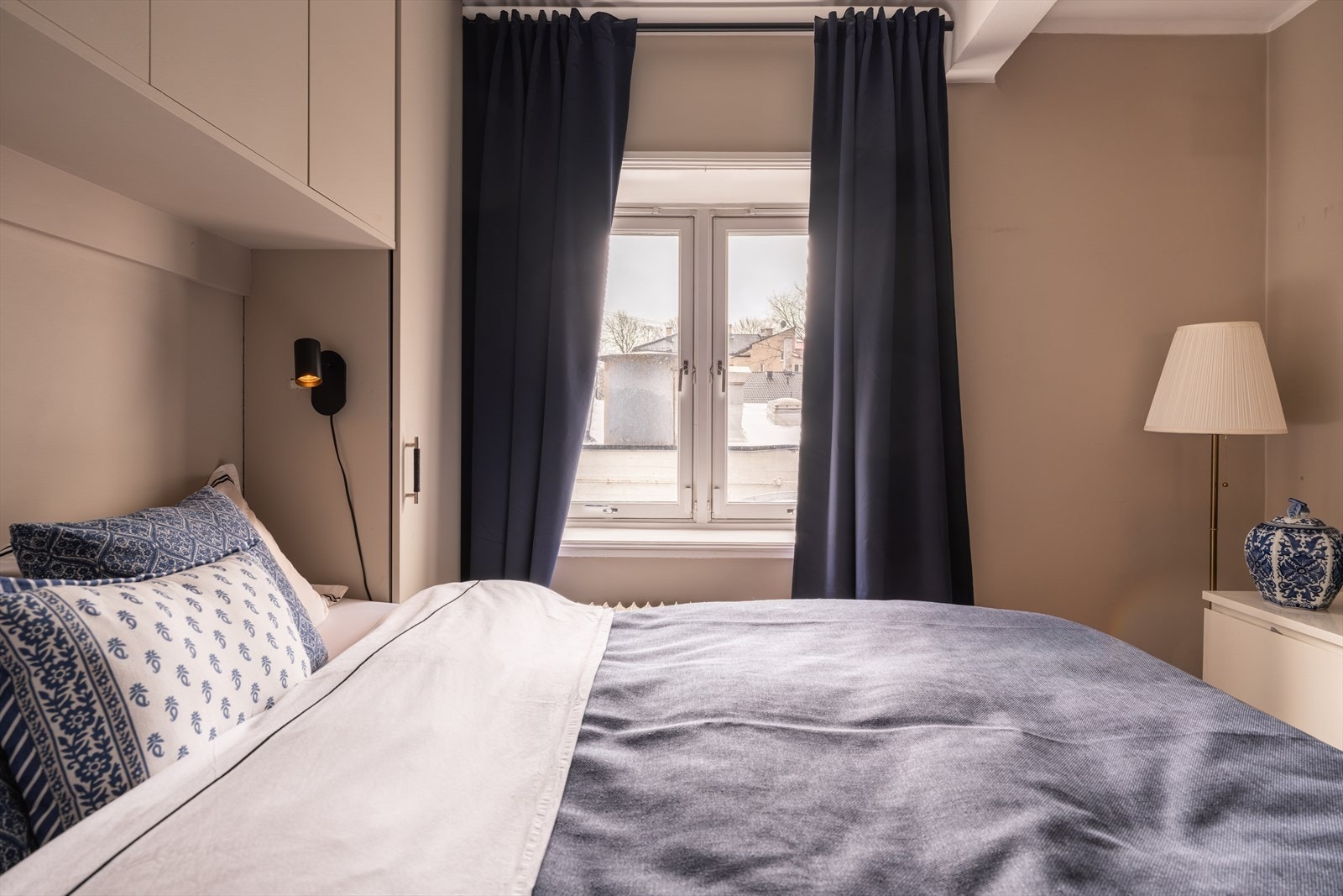 Soveromsvinduet vender ut mot rolig gårdsrom Galleribilde