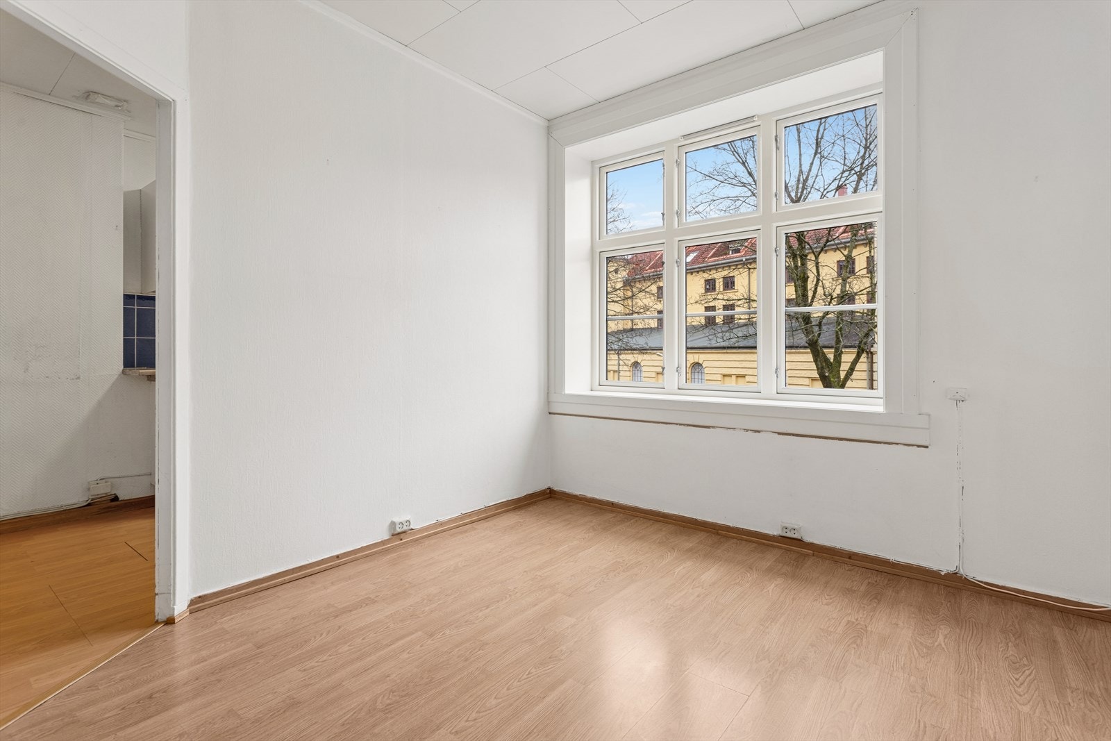 Videre byr leiligheten på et romlig soverom. Soverommet vender i sin helhet ut mot rolig gårdsrom. Galleribilde