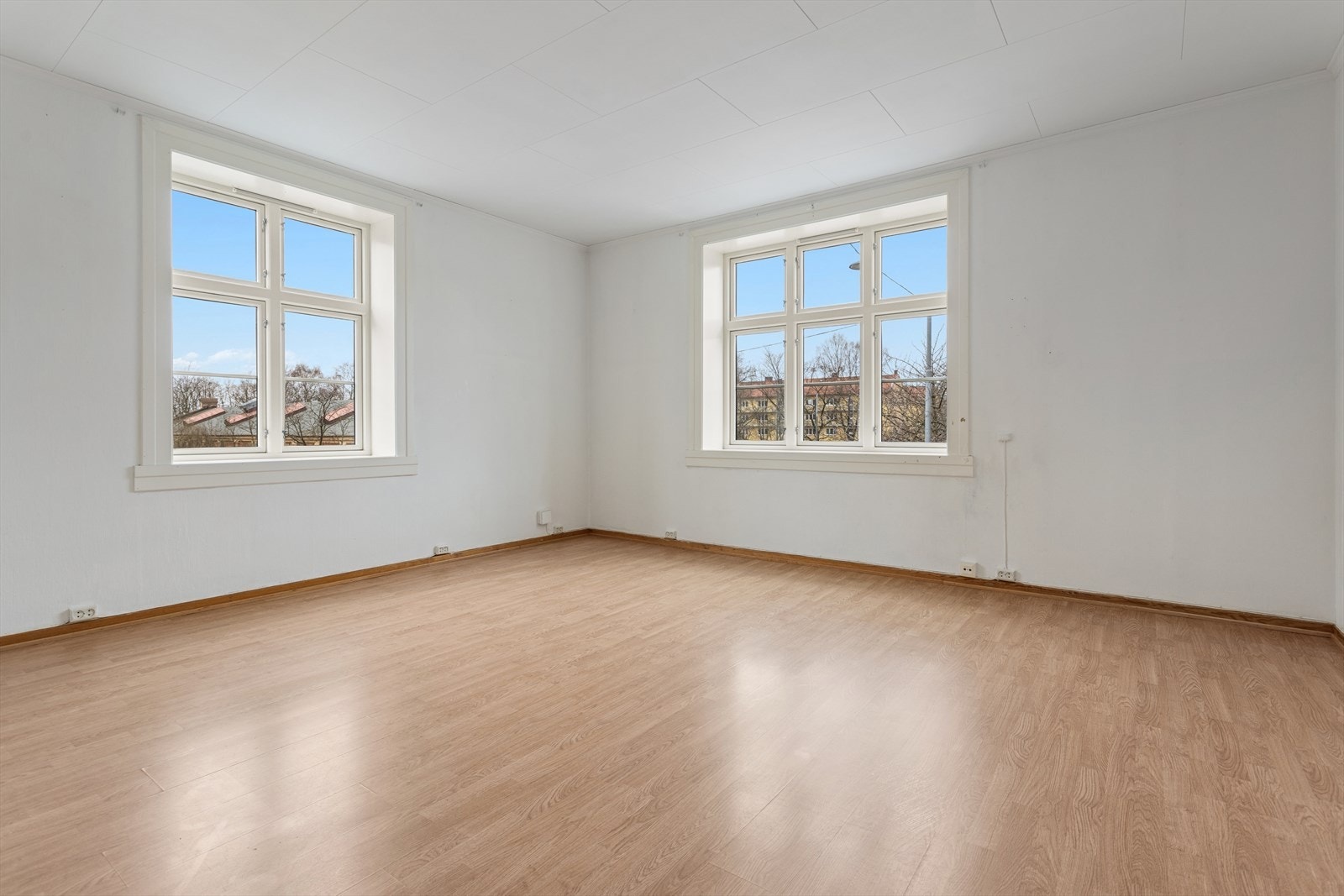 Romhøyden er målt til 2,61m i stue, noe som bidrar til ekstra god atmosfære i rommet. Galleribilde