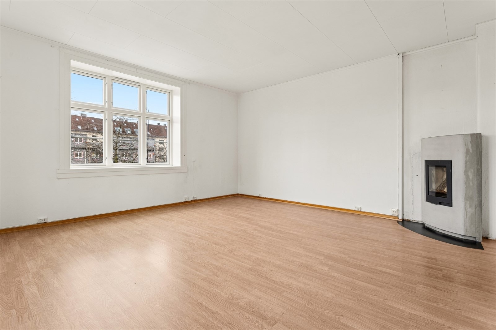 Dette er en lys og romslig 2-roms andelsleilighet i byggets 2. etasje med mye potensiale. Ingen forkjøsprett og lave omkostninger (ingen dokument avgift). Galleribilde