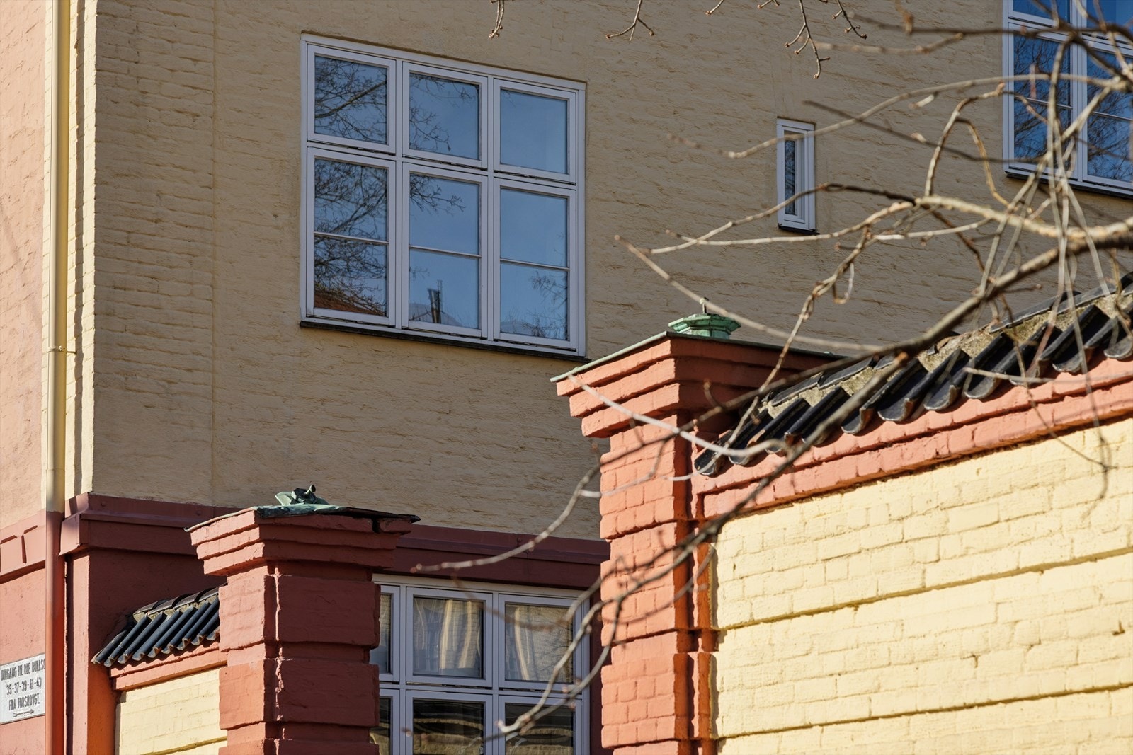 Bygården har en klassisk arkitektur som er karakteristisk for området. Galleribilde