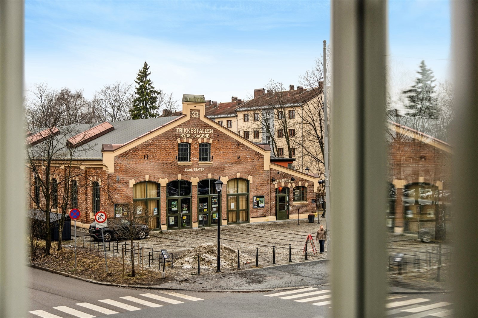 Fra leiligheten er det utsikt mot herlige Trikkestallen, som huser Oslo Nye Teater. Her får du alt fra gode pastaretter, til friske salater m.m. Galleribilde