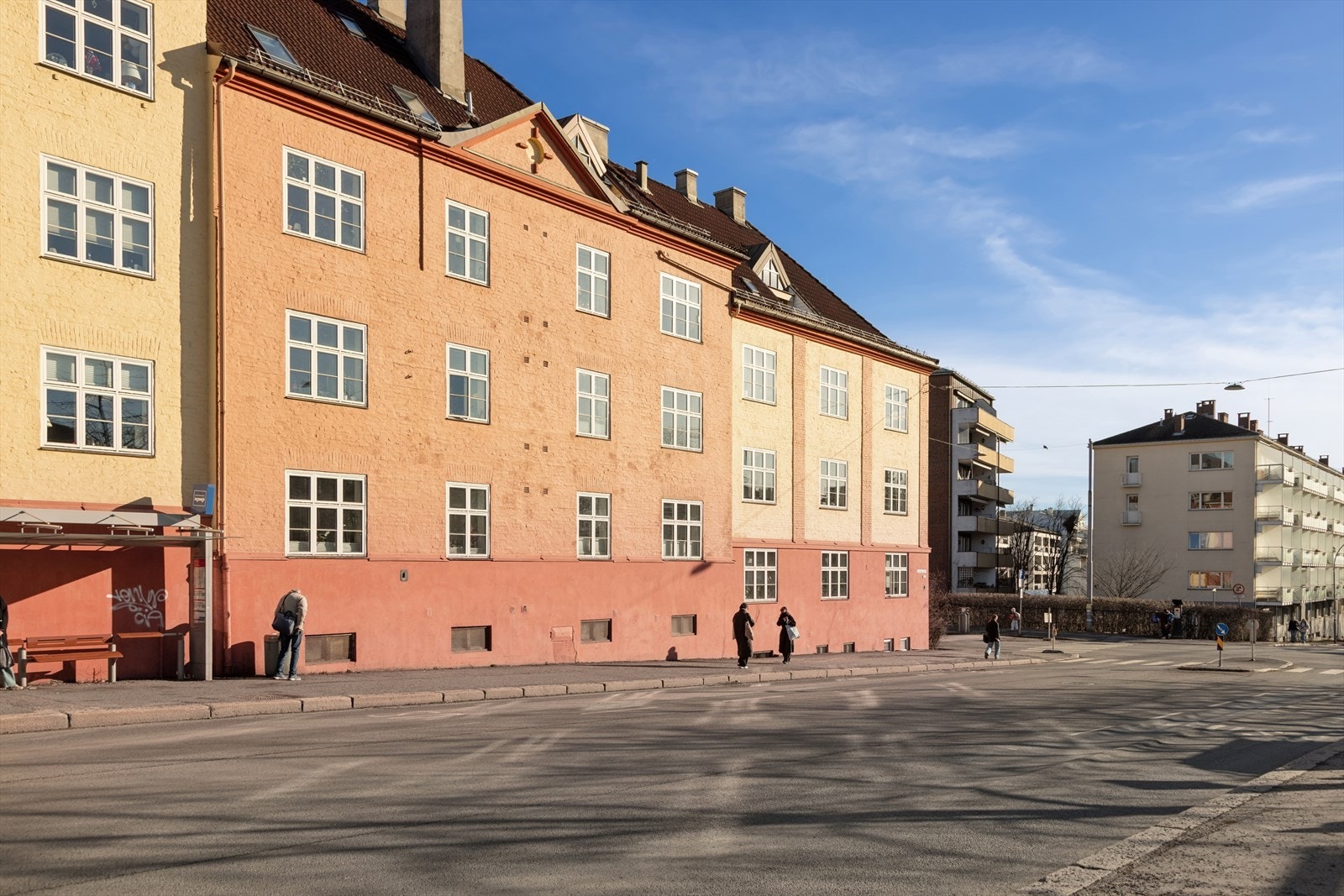 Fun fact: Vet du hvorfor bygget egentlig heter "spaserstokken"? Fra fugleperspektiv er nettopp gården utformet som en spaserstokk! Ole Bulls gate fikk navnet også helt tilbake i 1891 etter fiolinisten og komponisten Ole Bornemann Bull. Galleribilde