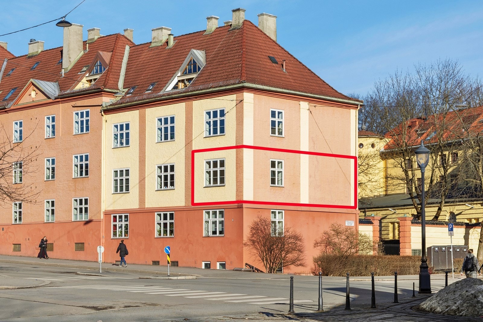 Linn Wendel v/DNB Eiendom har gleden av å presentere Ole Bulls gate 35, beliggende i kjente "spaserstokken" og i kremen av beste Torshov. Dette er en nydelig solrik 2-roms hjørneleilighet med gjennomgående planløsning. Galleribilde