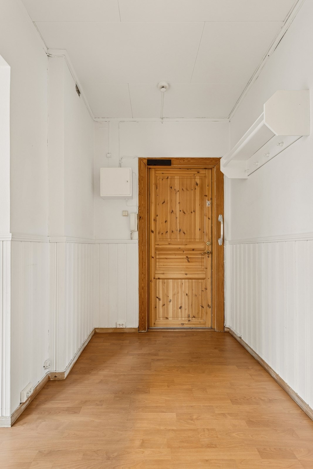 Det følger en loftsbod med skråtak som er målt til ca. 3,8 m² (gulvareal er ca. 5,2 m²) og én stor kjellerbod på ca. 9,2 m². Utvask av boligen: Leiligheten vil ikke bli ytterligere rengjort etter visning. Galleribilde