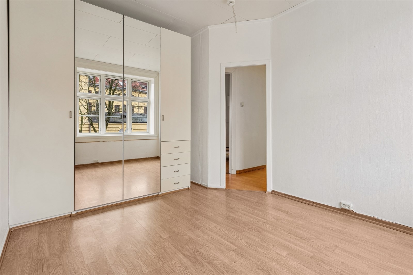 Her er det god plass til en dobbeltseng, nattbord og garderobeskap. Galleribilde