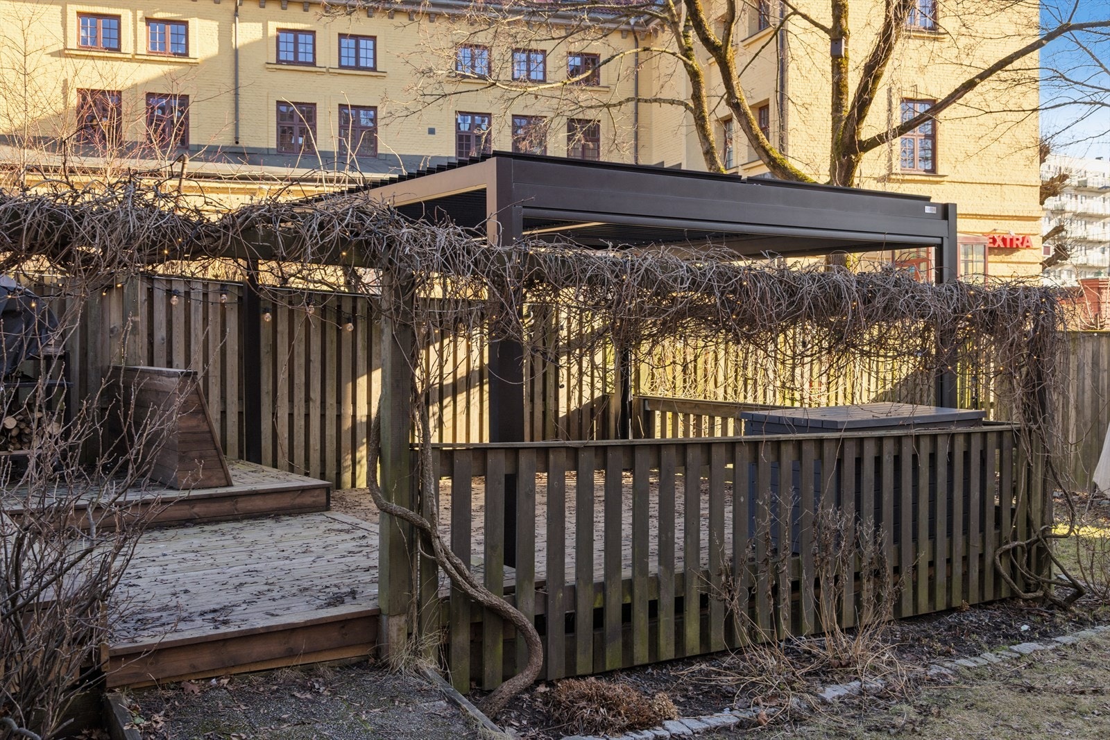 Borettslaget har en hyggelig og skjermet bakgård med felles uteplass. Galleribilde