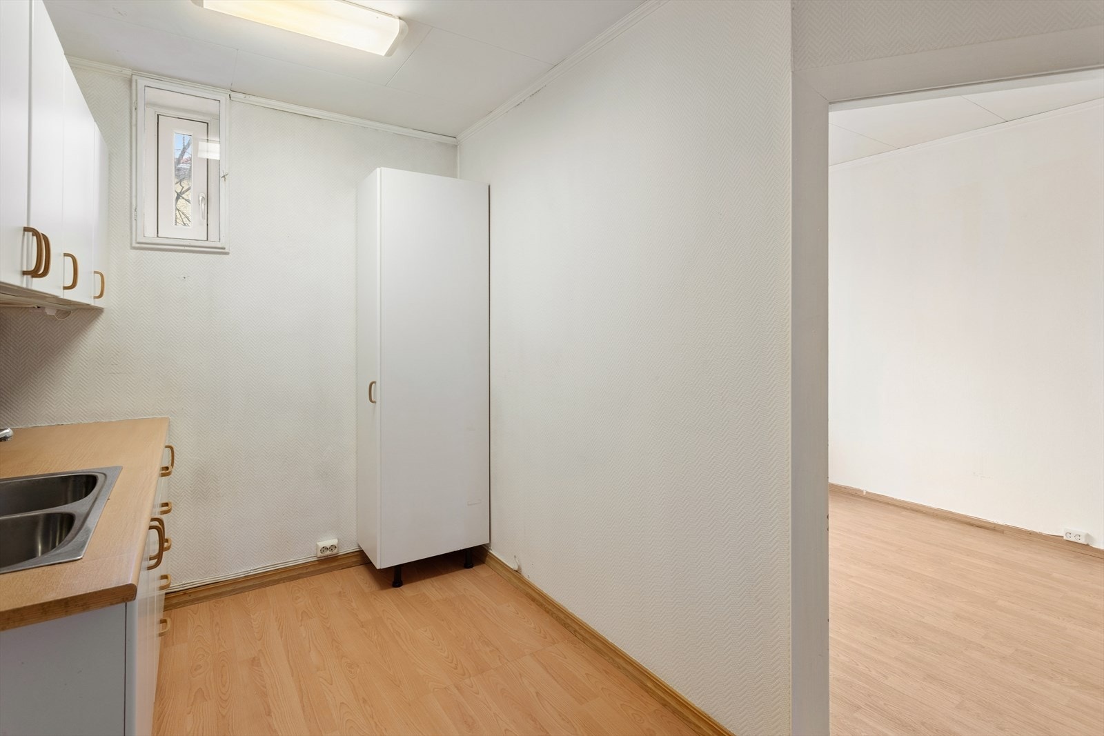 Det gjøres oppmerksom på at det er satt opp vegger og innredet soverom i deler av av kjøkken. Takstmann kommenterer at det er avvik fra dagslyskravet i kjøkken. Se punkt ferdigattest for ytterligere informasjon. Galleribilde