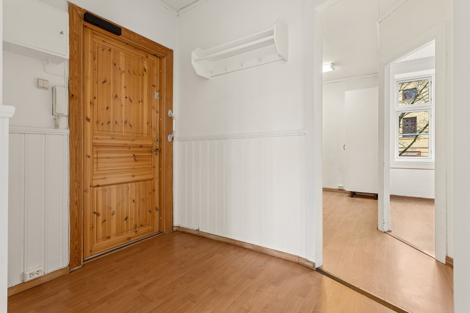 Du ønskes velkommen inn i en entré som leder videre til leilighetens øvrige rom. Her er det god plass for oppheng av yttertøy. Galleribilde