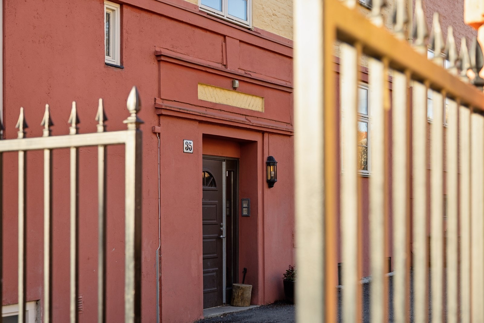 Klassisk bygård fra ca 1922 med en sjarmerende og velholdt fasade. Galleribilde