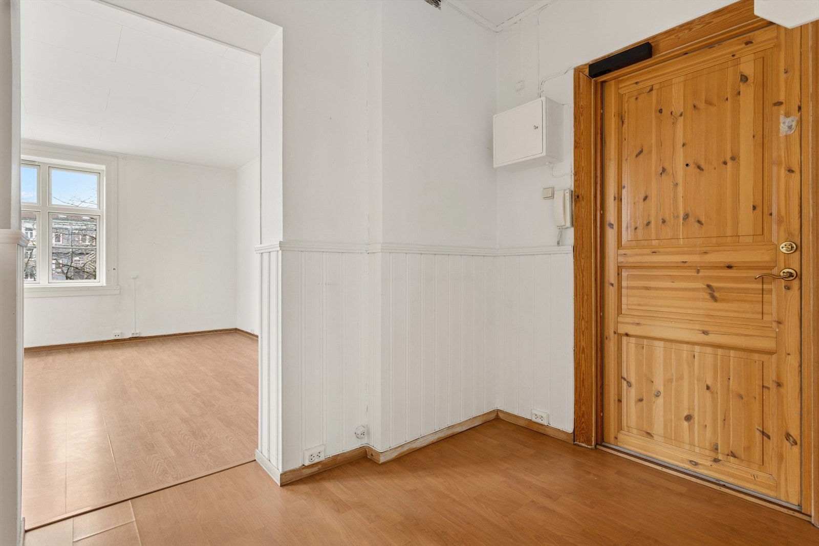 Pent brystpanel som kler deler av veggen i entreen bidrar til en fin brytning mot de øvrige flatene. Galleribilde