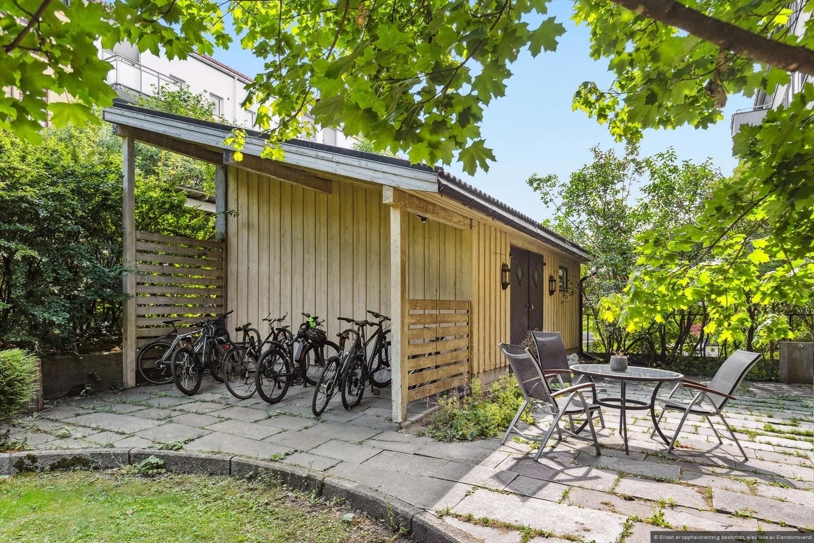 "Stallen" benyttes i hovedsak som lagerplass for sameiets felles eiendeler som hagemøbler og lignende. Galleribilde