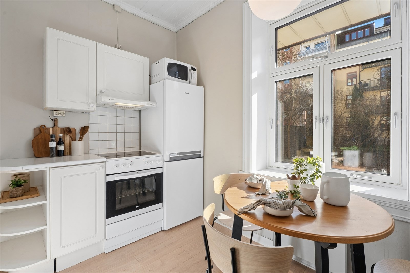 Kjøkkenet byr på rikelig med benk- og oppbevaringsplass. Galleribilde