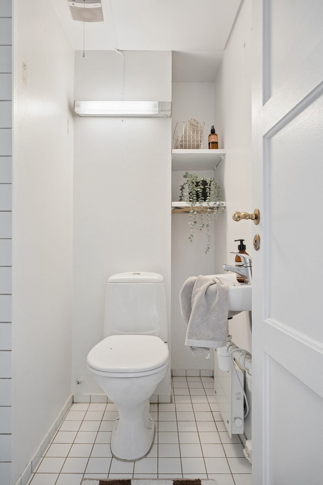 Baderommet består av lyse flislagte flater. Galleribilde