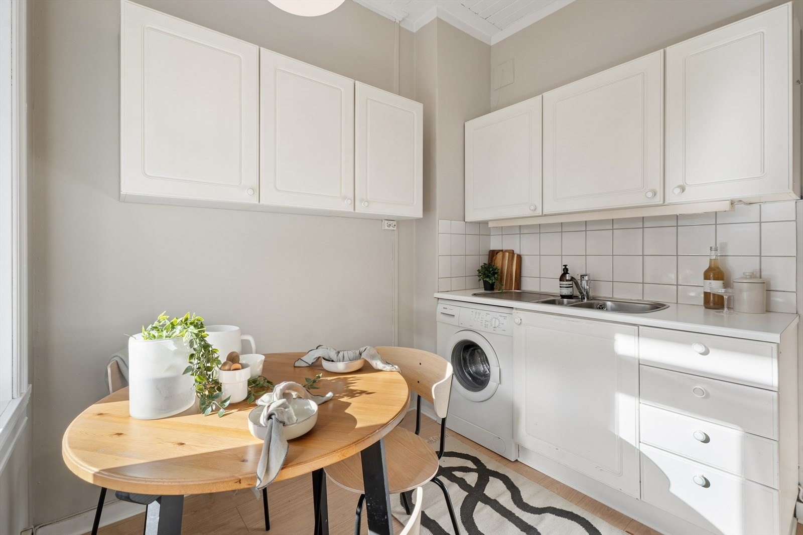 Kjøkkenet består av lyse fronter og har plass til en mindre sittegruppe. Galleribilde