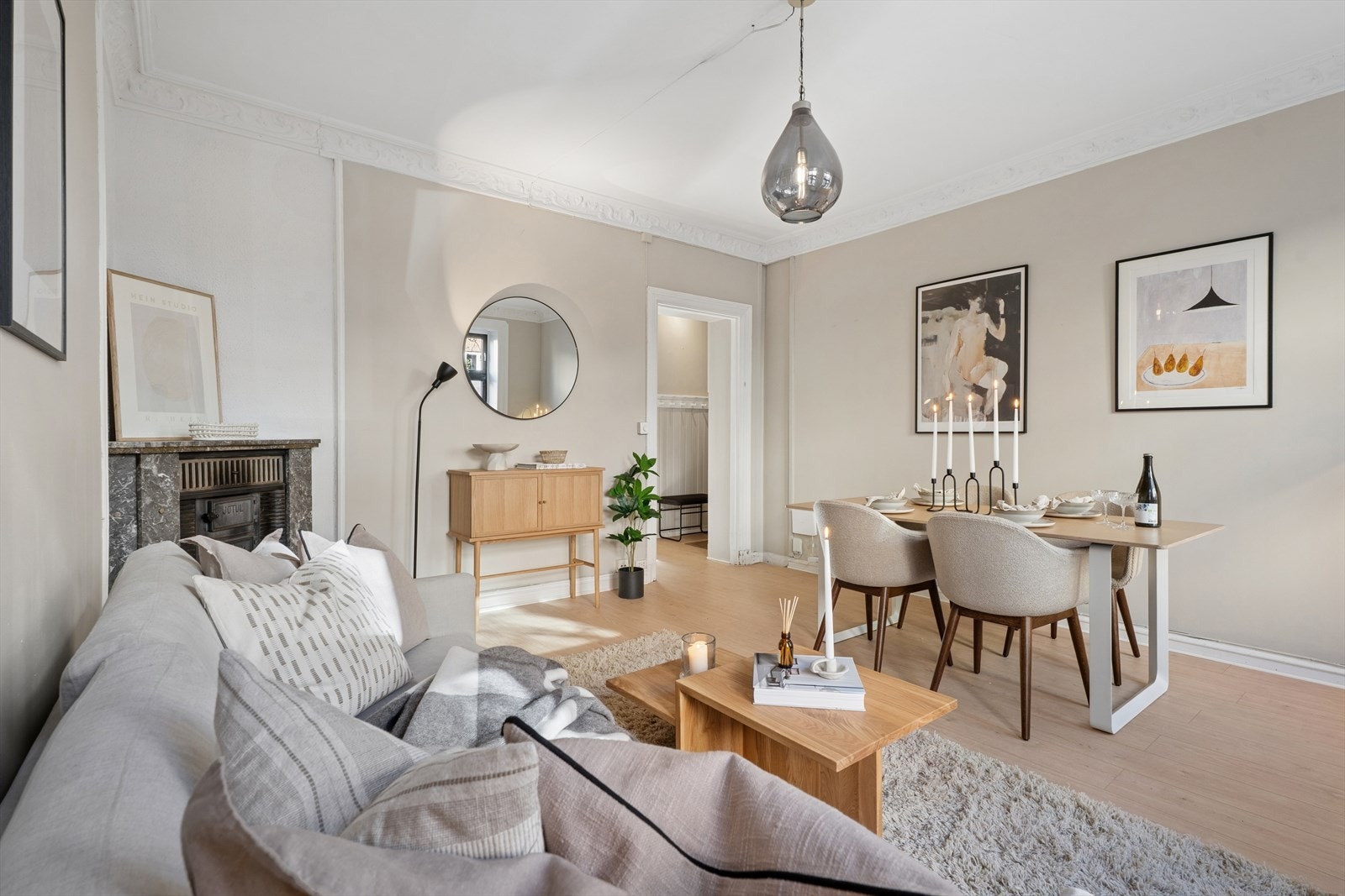 Den flotte peisen skaper en lun og koselig atmosfære. Pipene ble oppgradert i 2025. Galleribilde